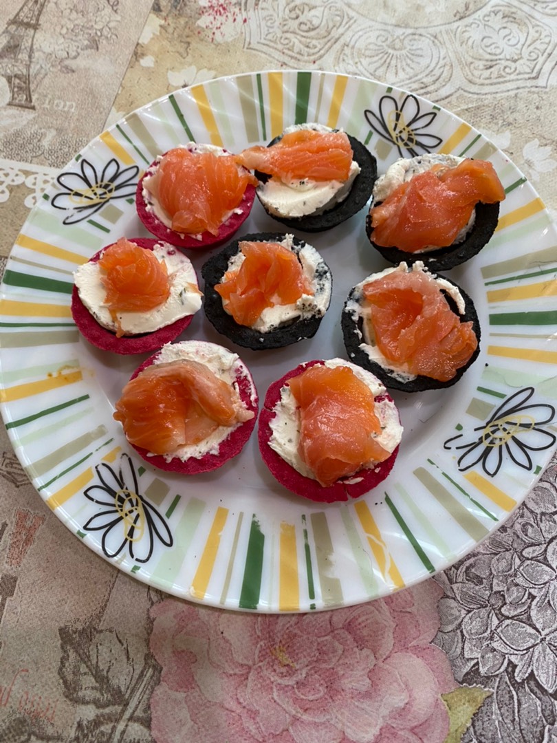 Тарталетки с творожным сыром и форелью