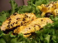 Рыба с кунжутом, маслинами и салатом