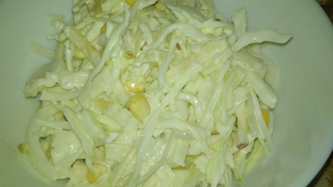 Салат из свежей капусты с яблоком и кукурузой