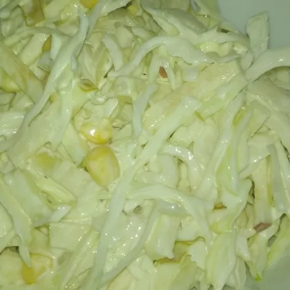 Салат из свежей капусты с яблоком и кукурузой