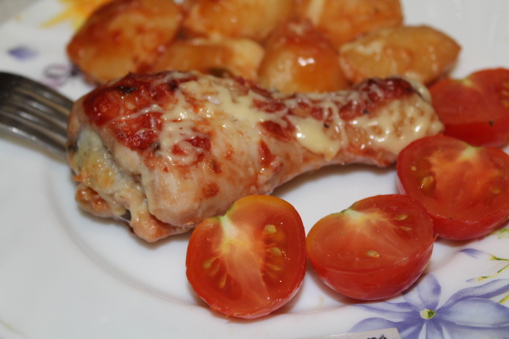 Куриные ножки с картофелем с соусом из кетчупа и чеснока