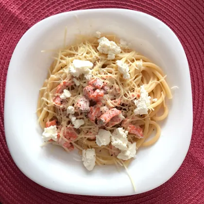 Спагетти с лососем, пармезаном и рикоттой в сливочном соусе