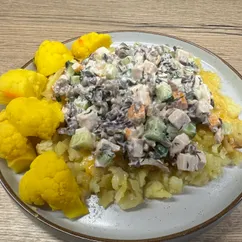 Печеный картофель с сыром и мясным салатом 🥗