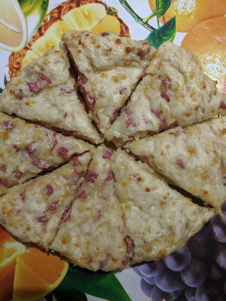 Сконы с колбасой и сыром