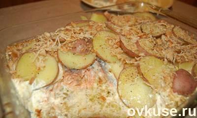 Запеканка из лосося под картофелем