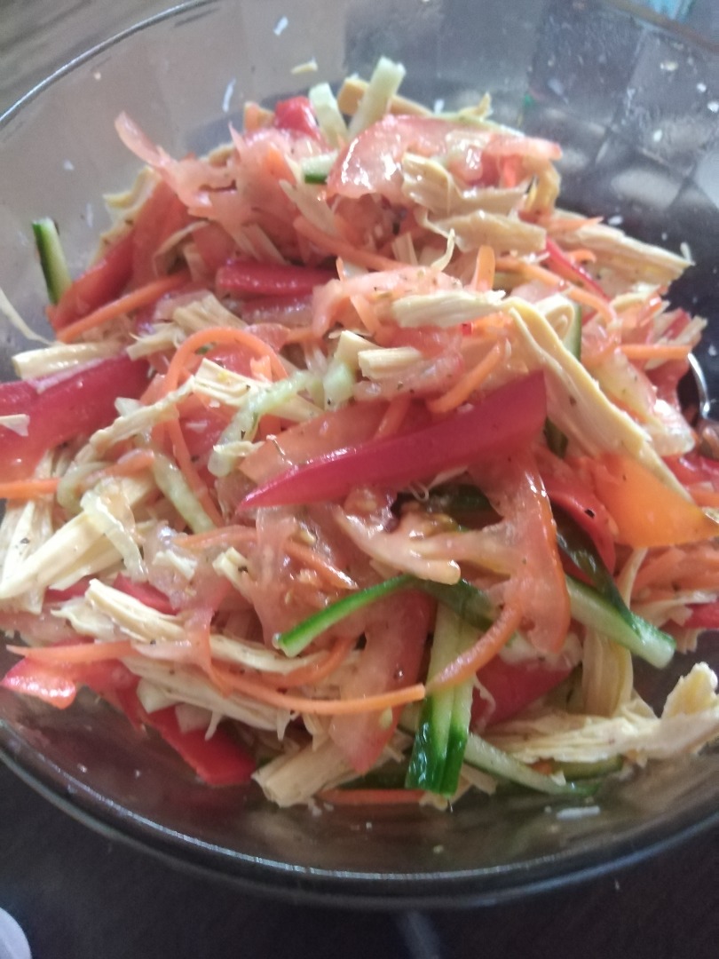 Крабовый салат с корейской морковью, свеклой и перепелиными яйц�ами — рецепт с фото