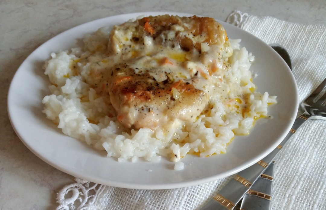 Куриные бёдра тушёные в сырном соусе