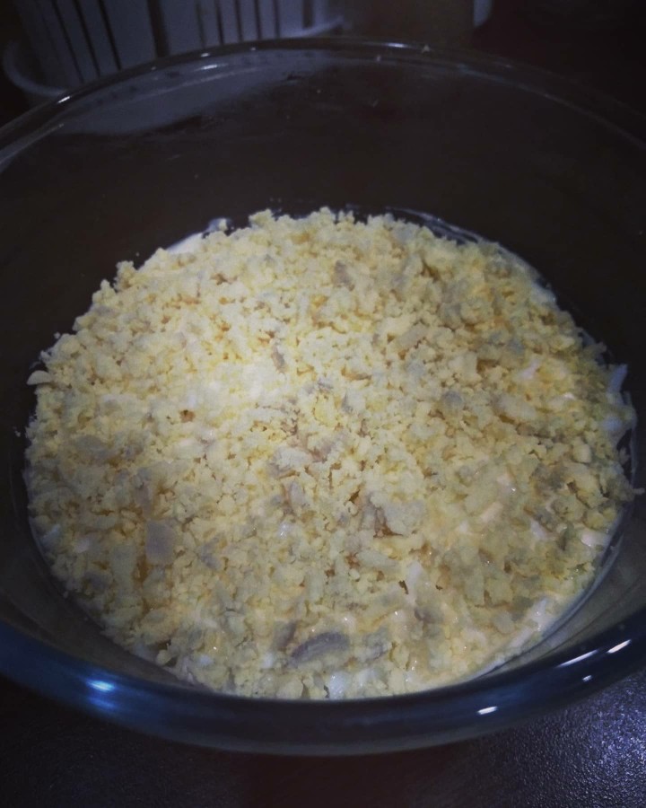Салат из печени трески с яйцами, сыром и кукурузой