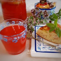 Компот из ежевики, яблок, алычи и душистых трав