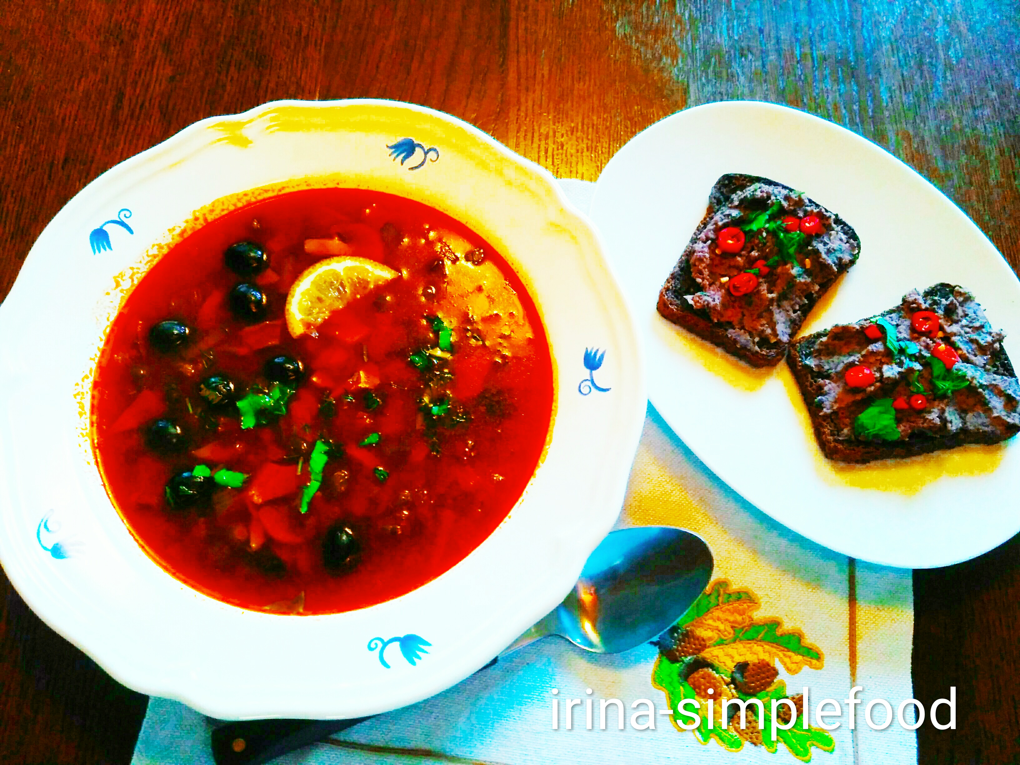 Солянка грибная с гренками с пастой из фасоли