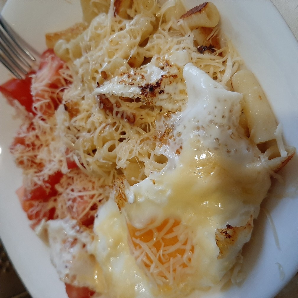 Макароны с помидоров и жареным яйцом под сыром