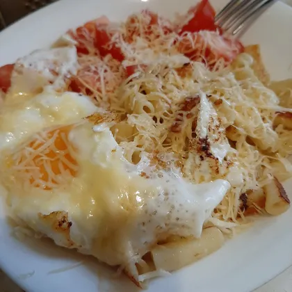 Макароны с помидоров и жареным яйцом под сыром