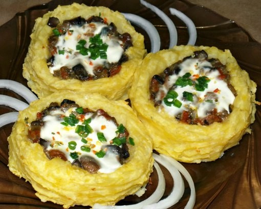 Уж какими только вкусностями мы,женщины,не балуем нашу семью.Картофельные гнезда с грибами,в чесночно-сметанном соусе