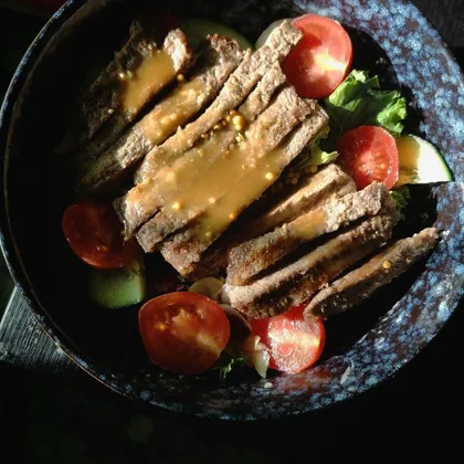 Стейк-салат с медово-горчичной заправкой