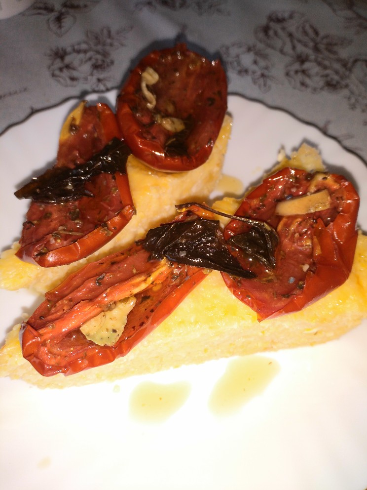 Полента с вялеными помидорами