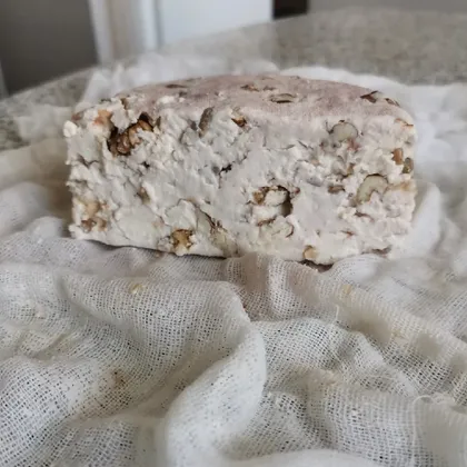 Мягкий сыр с грецкими орехами