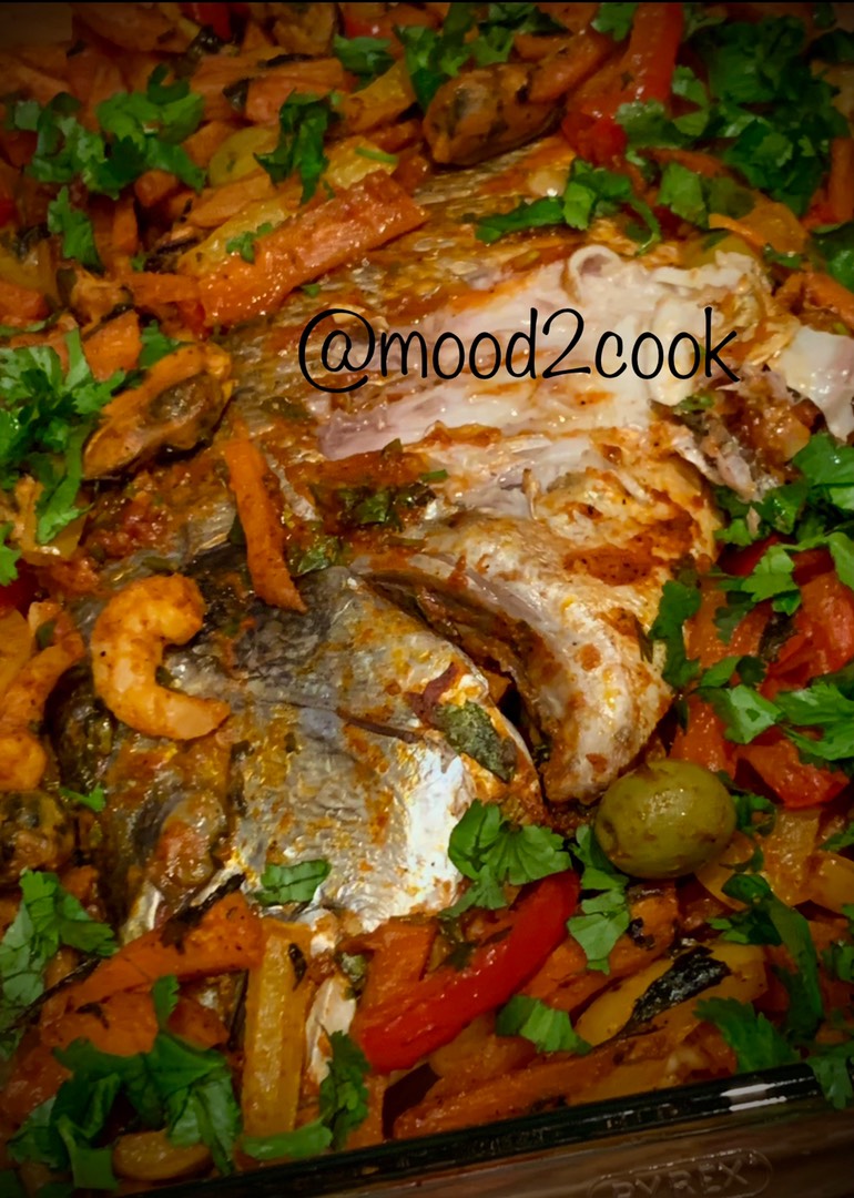 Дорадо в духовке по-арабски фаршированная овощами и морепродуктами 