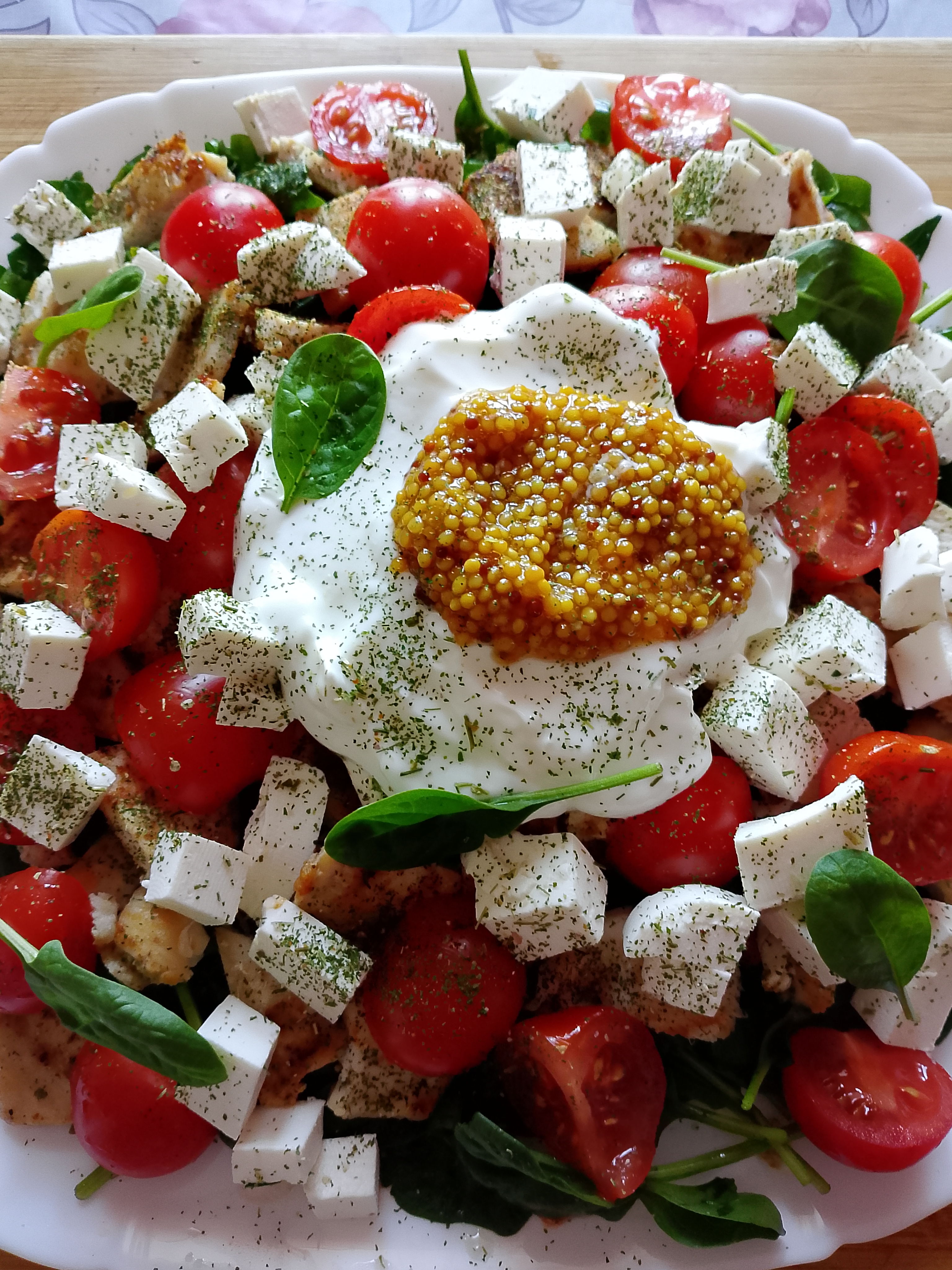 Пп салат с зеленью, курицей, помидорами черри и сыром Фета