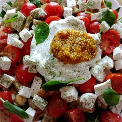 Пп салат с зеленью, курицей, помидорами черри и сыром Фета
