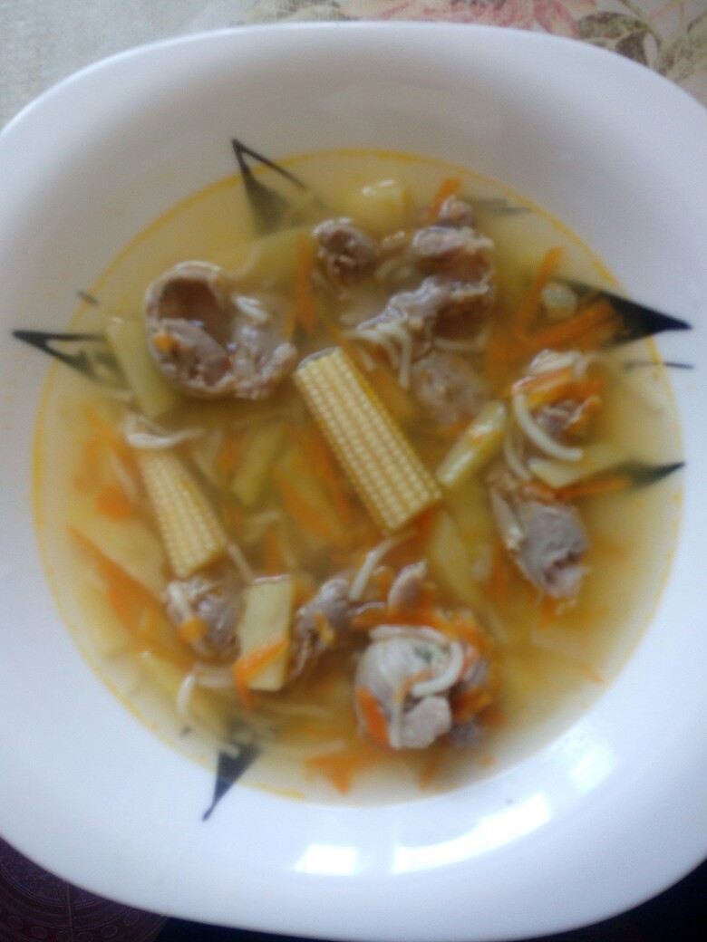 Суп с куриными желудками, шиитаке и печеным чесноком