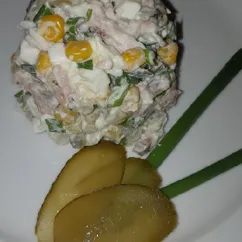 Салат с вареной курицей и кукурузой