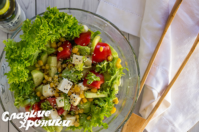 Салат из свежих овощей и сыра с консервированной кукурузой