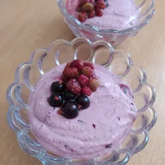 Творожок из зелёной гречки с земляникой и чёрной смородиной