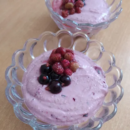 Творожок из зелёной гречки с земляникой и чёрной смородиной 