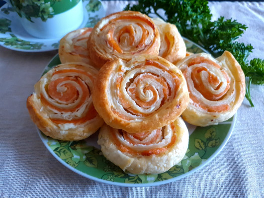 Улитки из слоёного теста с лососем