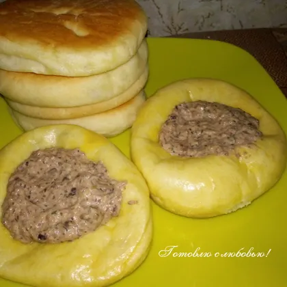 Пирожки на картофельном отваре с начинкой из картофеля и грибной соус к ним