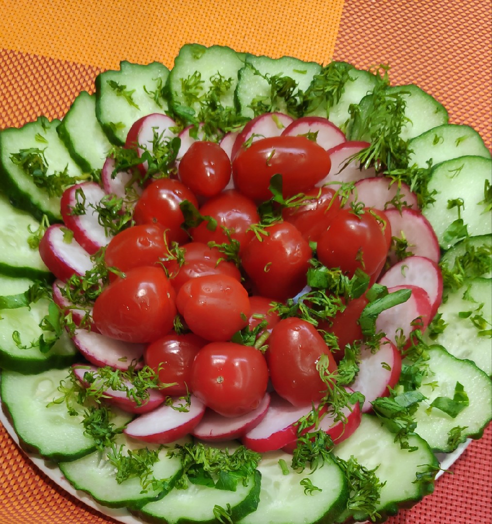 Просто нарезка свежих овощей 🍅🥒