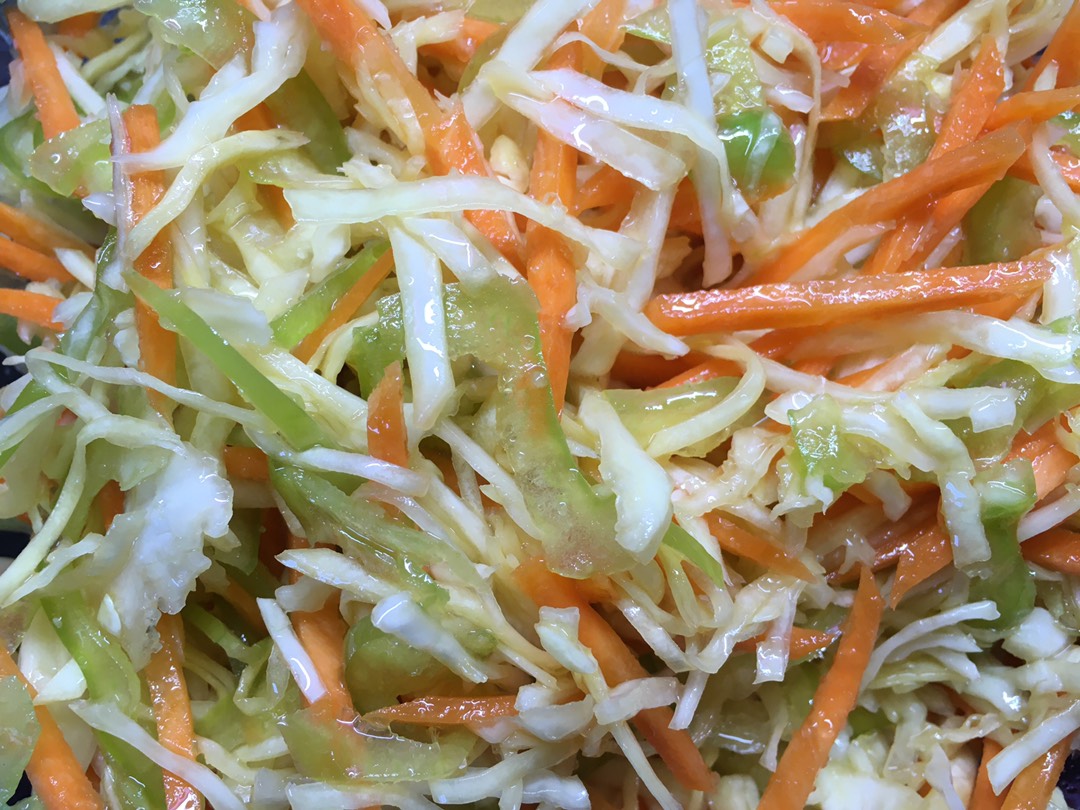 Витаминный салат с уксусом рецепт. Капуста, морковь, Айсберг,. Капуста и морковь. Салат с капустой и морковью. Салат из капусты с морковью.