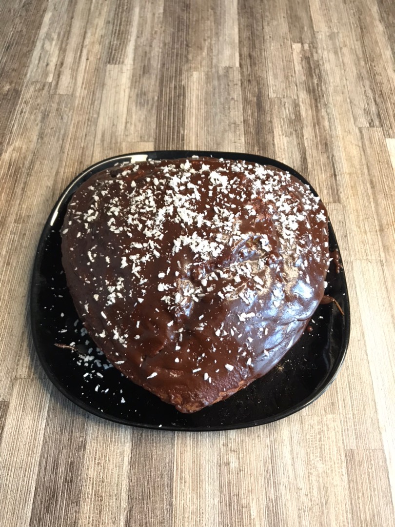 Кекс с шоколадной глазурью и кокосовой стружкой