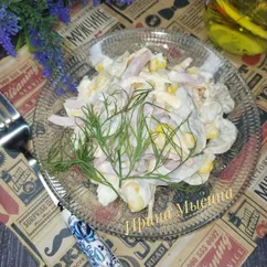 Салат с колбасой, кукурузой и грибами 