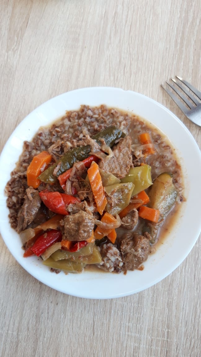 Мясо с овощами и гречкой на гарнир