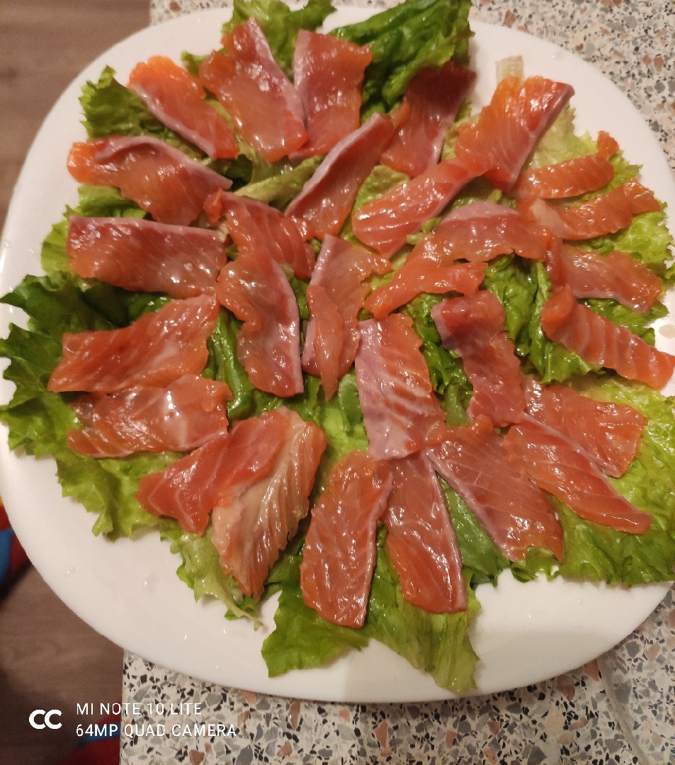 Форель с лимоном и листьями салата