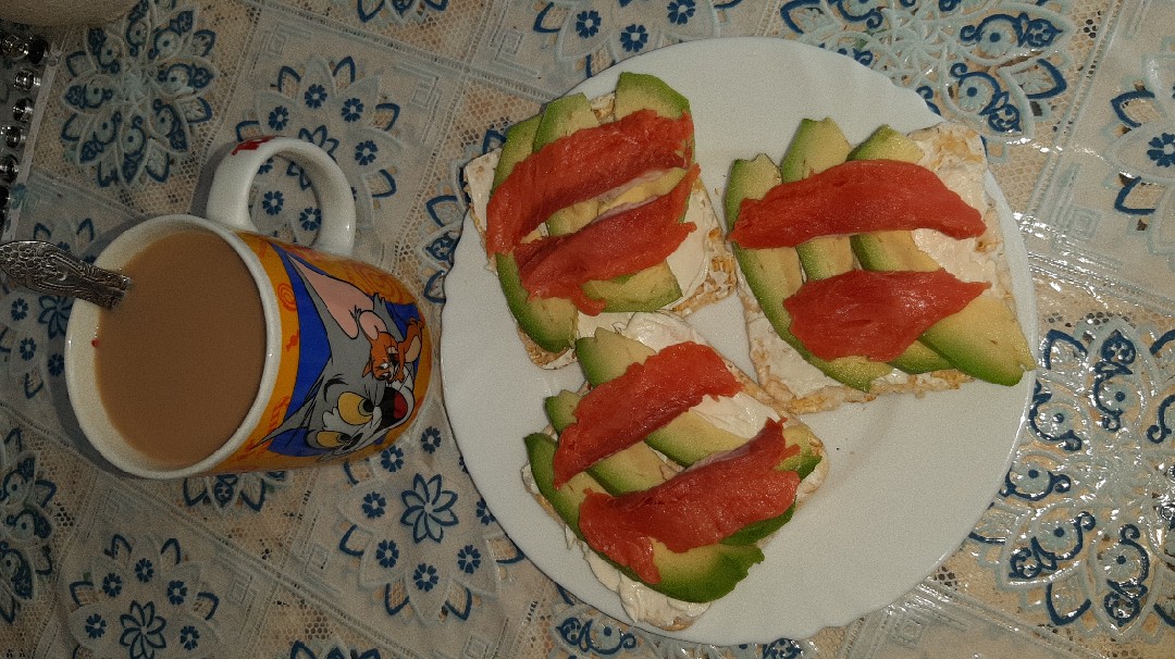 Хлебцы с рыбкой и авокадо на завтрак