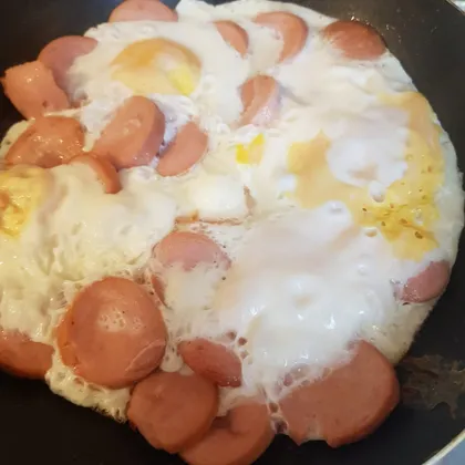 Яйца с колбасой на завтрак
