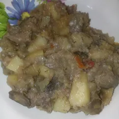 Картофель с овощами, печенью и сердцем в мультиварке