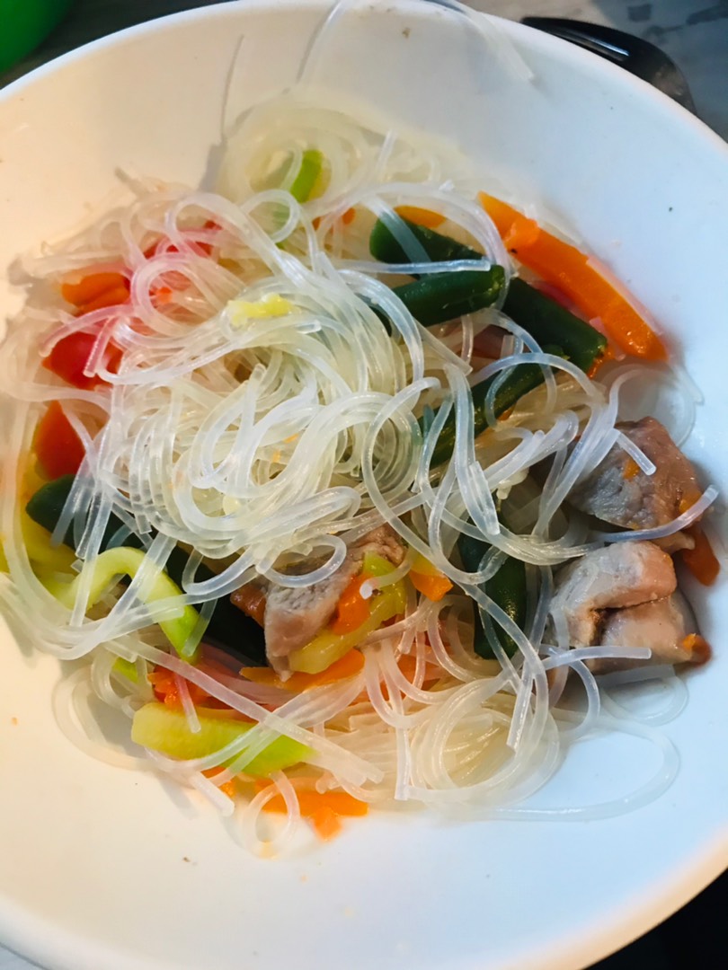 Фунчоза с овощами и индейкой