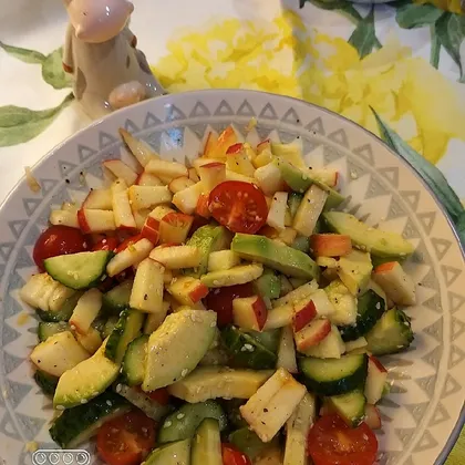 Салат с авокадо, огурцом и черри