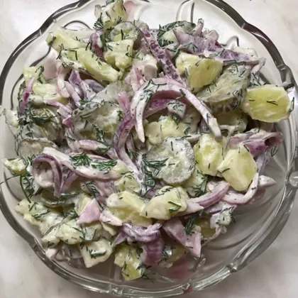 Картофельный салат с маринованными огурцами и луком