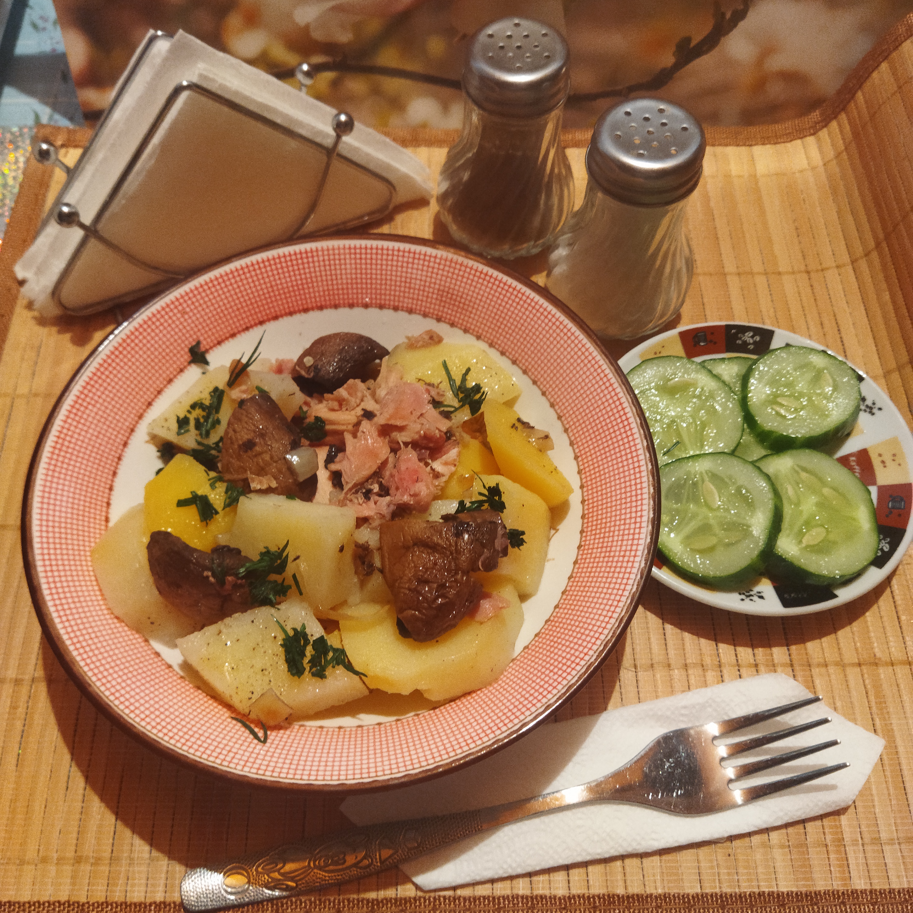 Отварная молодая картошка с куриной грудкой и шампиньонами