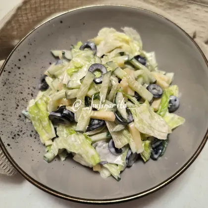 Салат с огурцами, маслинами и сыром