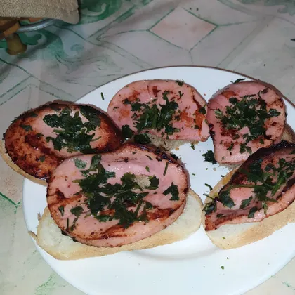 Бутерброды с жареной колбасой