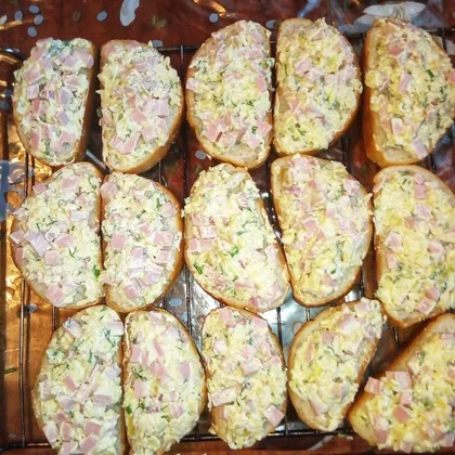 Горячие бутерброды с колбасой и ананасом