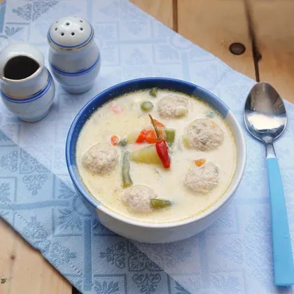 Сырный суп с овощами и рыбными фрикадельками
