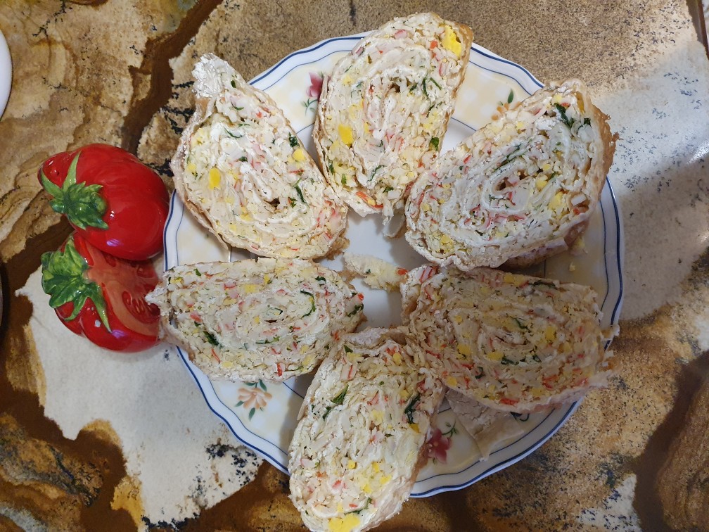 Рулет с крабовыми палочками из лаваша