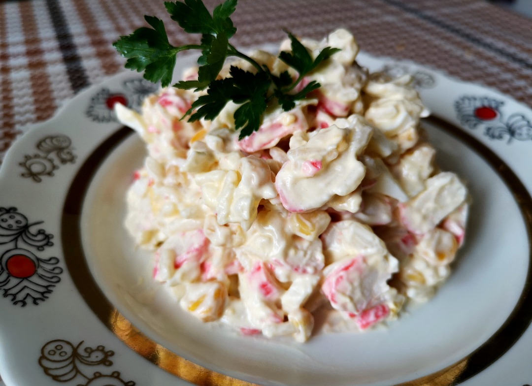 Классический крабовый салат с кукурузой и рисом