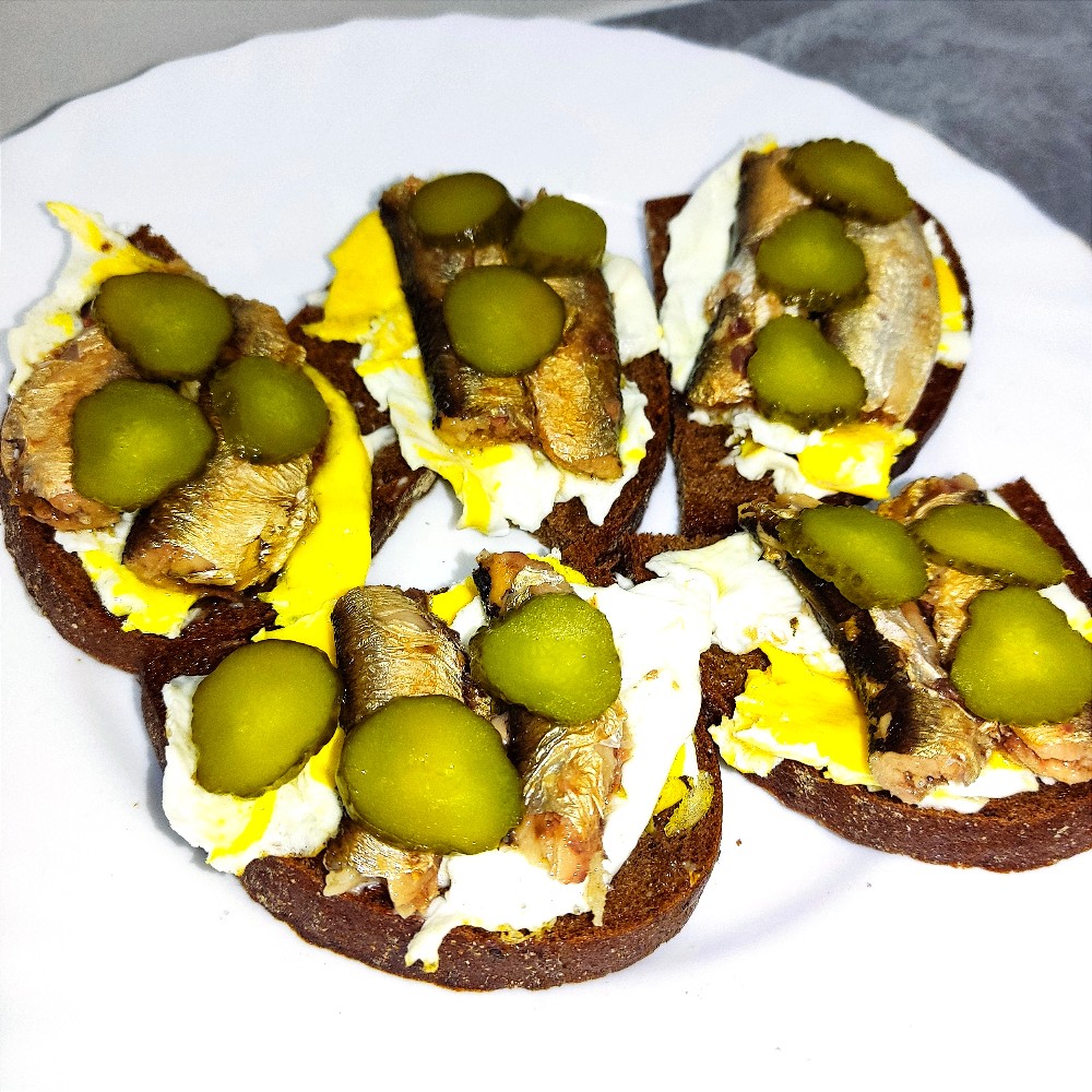 Бутерброды со шпротами и яйцом - пошаговый рецепт с фотографиями